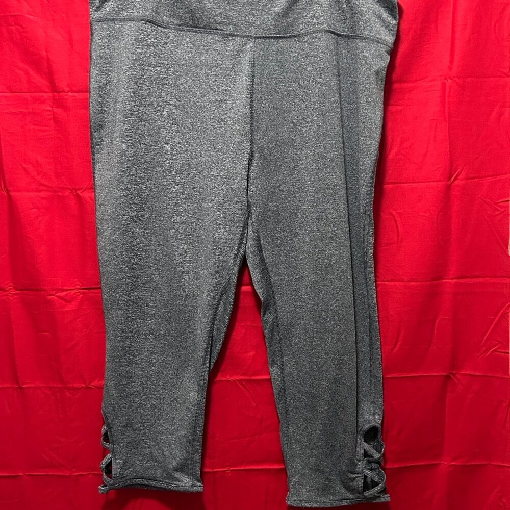 Pro Player 2XL moisture wick capri leggings, cut out detail